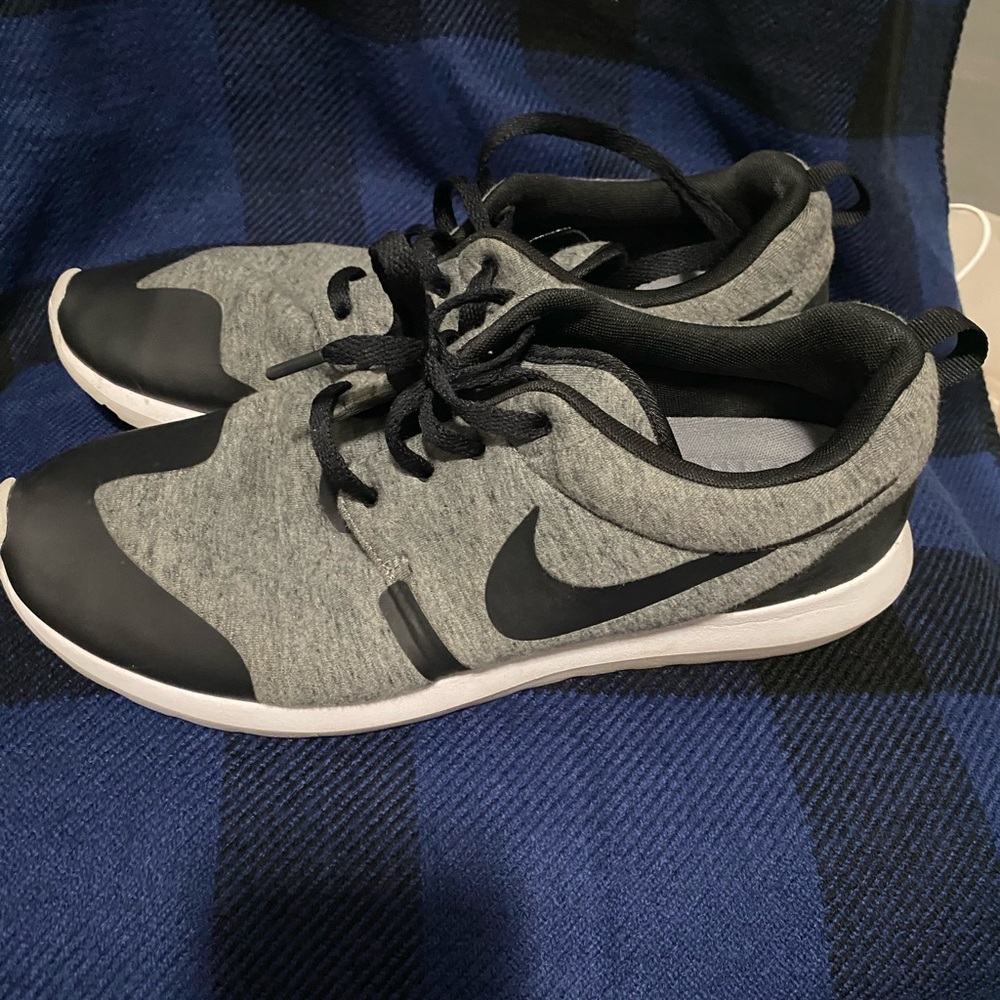 Nike Tech Fleece Roshe size 12